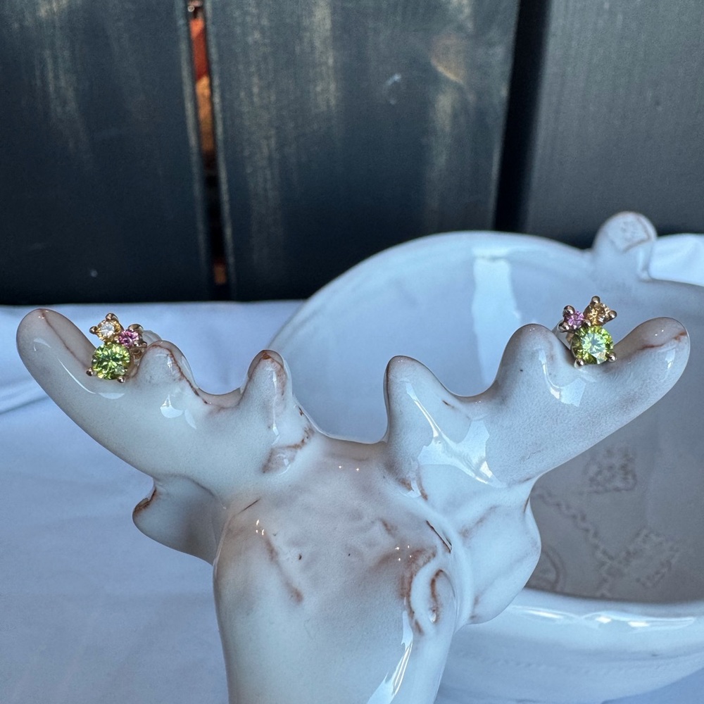 10KYG 3 Cluster Stud Earrings - Picture 6 of 6